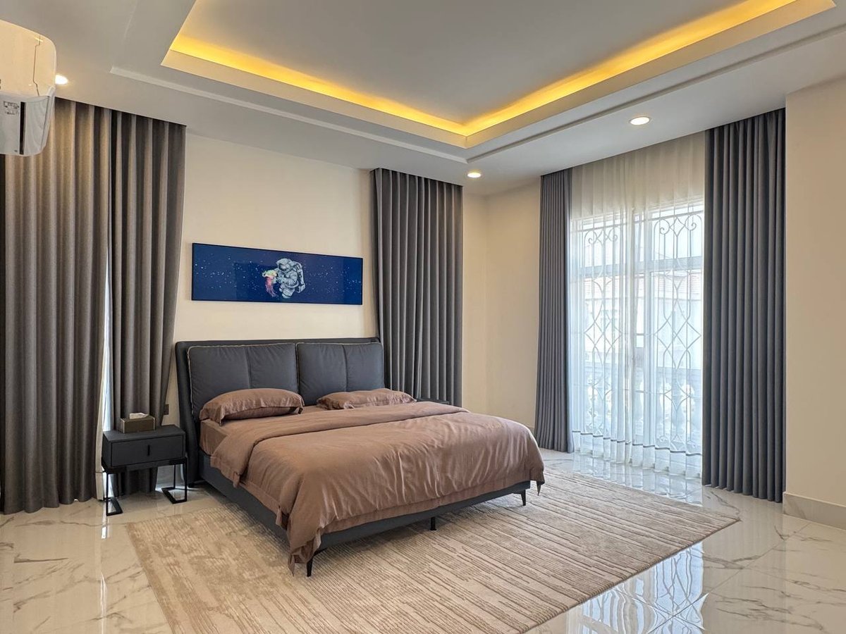位于金边一号公路的炳发城，现有一套王后级别墅招租