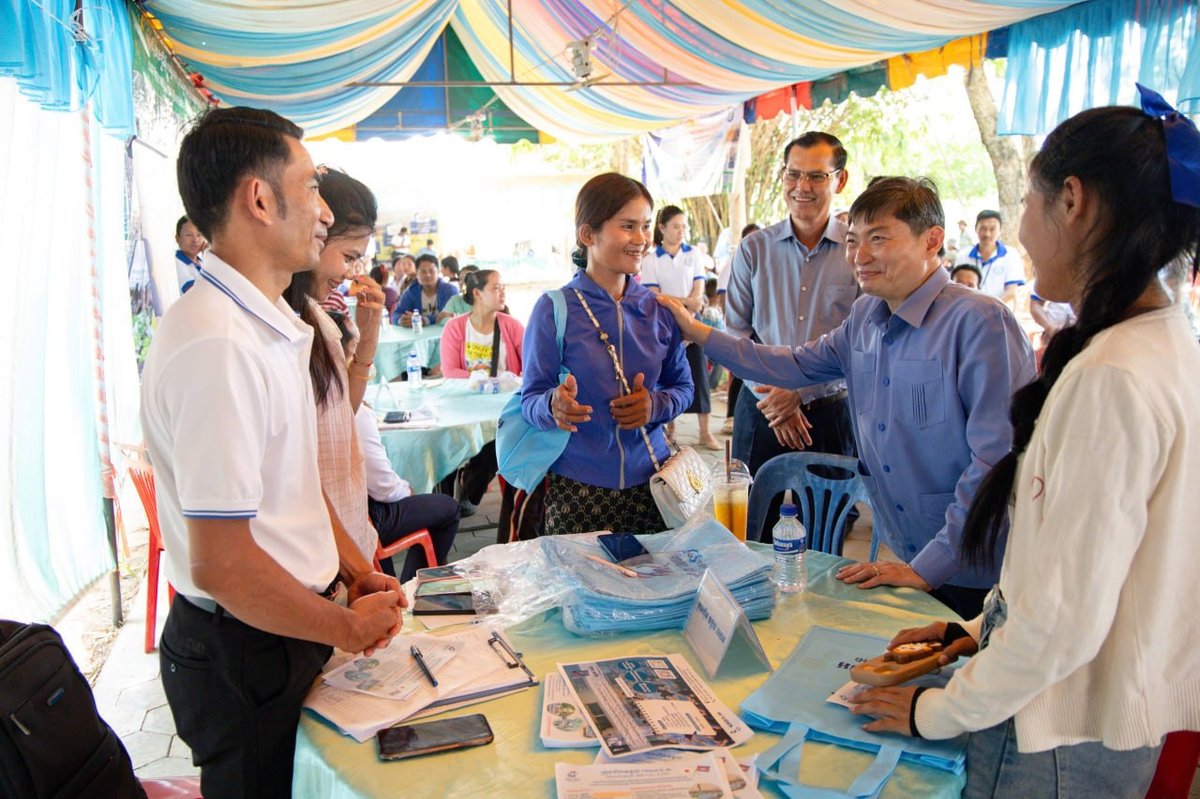 劳工部在奥多棉芷省三隆市举办“ខ្មែរជួយរកការងារ”招聘会,为返乡劳