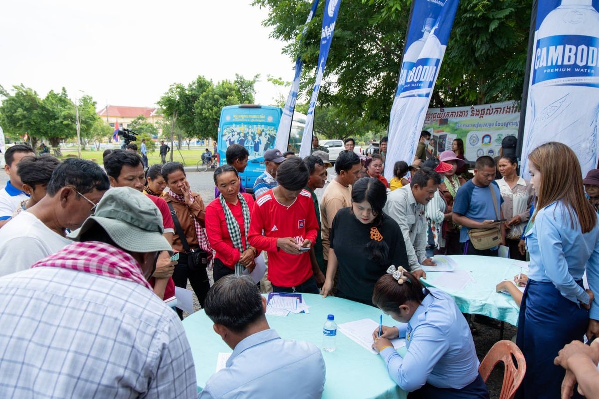 劳工部在奥多棉芷省三隆市举办“ខ្មែរជួយរកការងារ”招聘会,为返乡劳