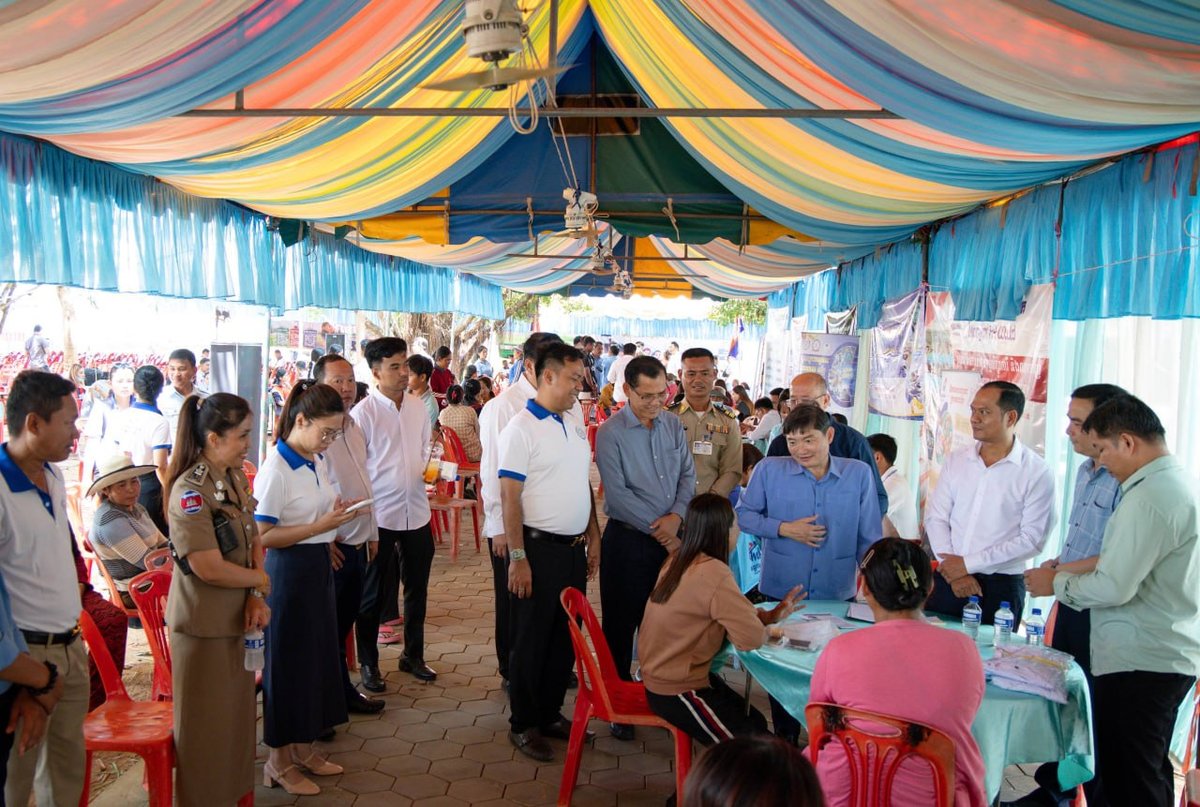 劳工部在奥多棉芷省三隆市举办“ខ្មែរជួយរកការងារ”招聘会,为返乡劳