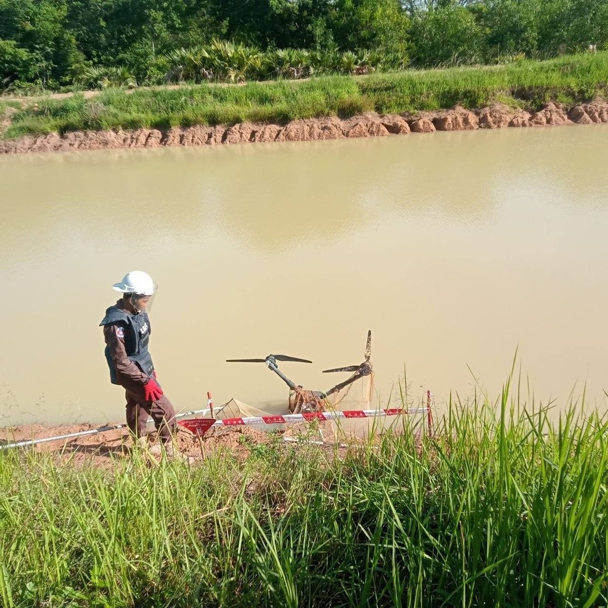 柬埔寨排雷行动中心在鱼塘发现战争遗留自杀式无人机