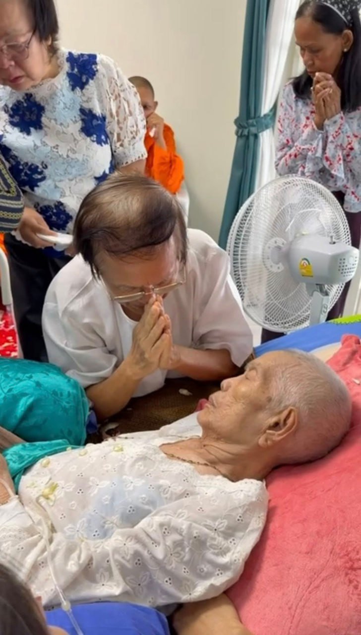 金速卡获准探望病重母亲 获批1小时后返回居家监禁