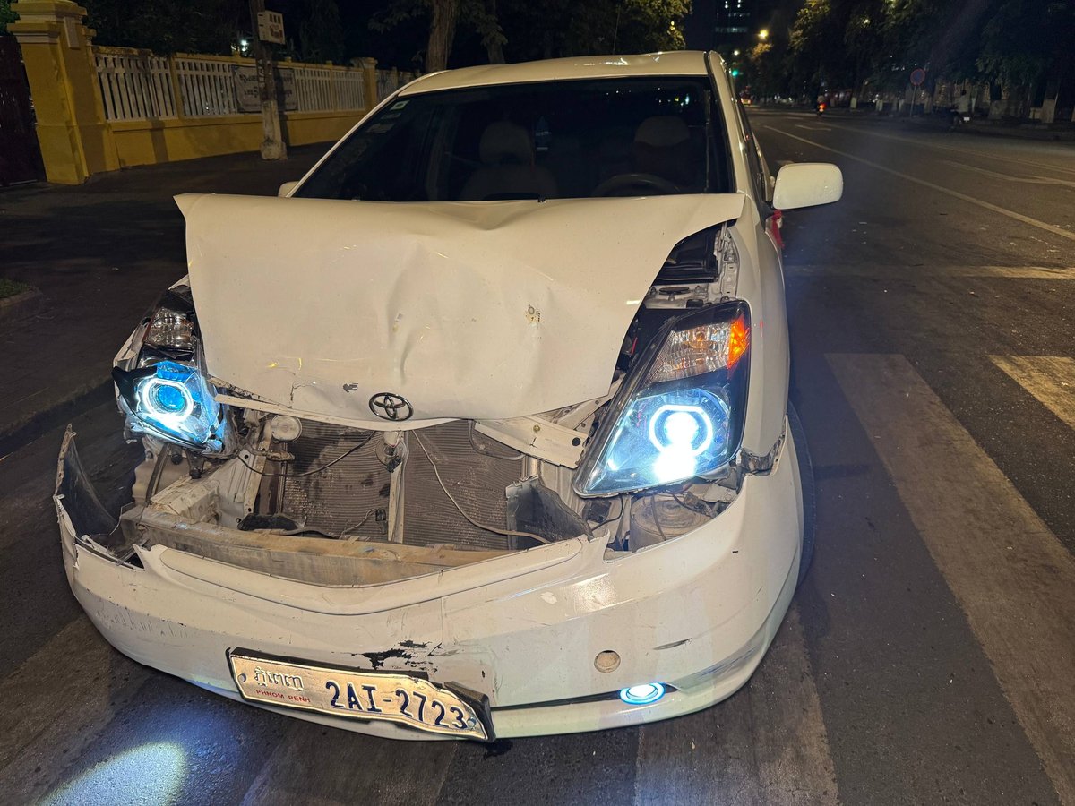 金边隆边区诺罗敦大道发生豪车碰撞事故 车辆受损严重