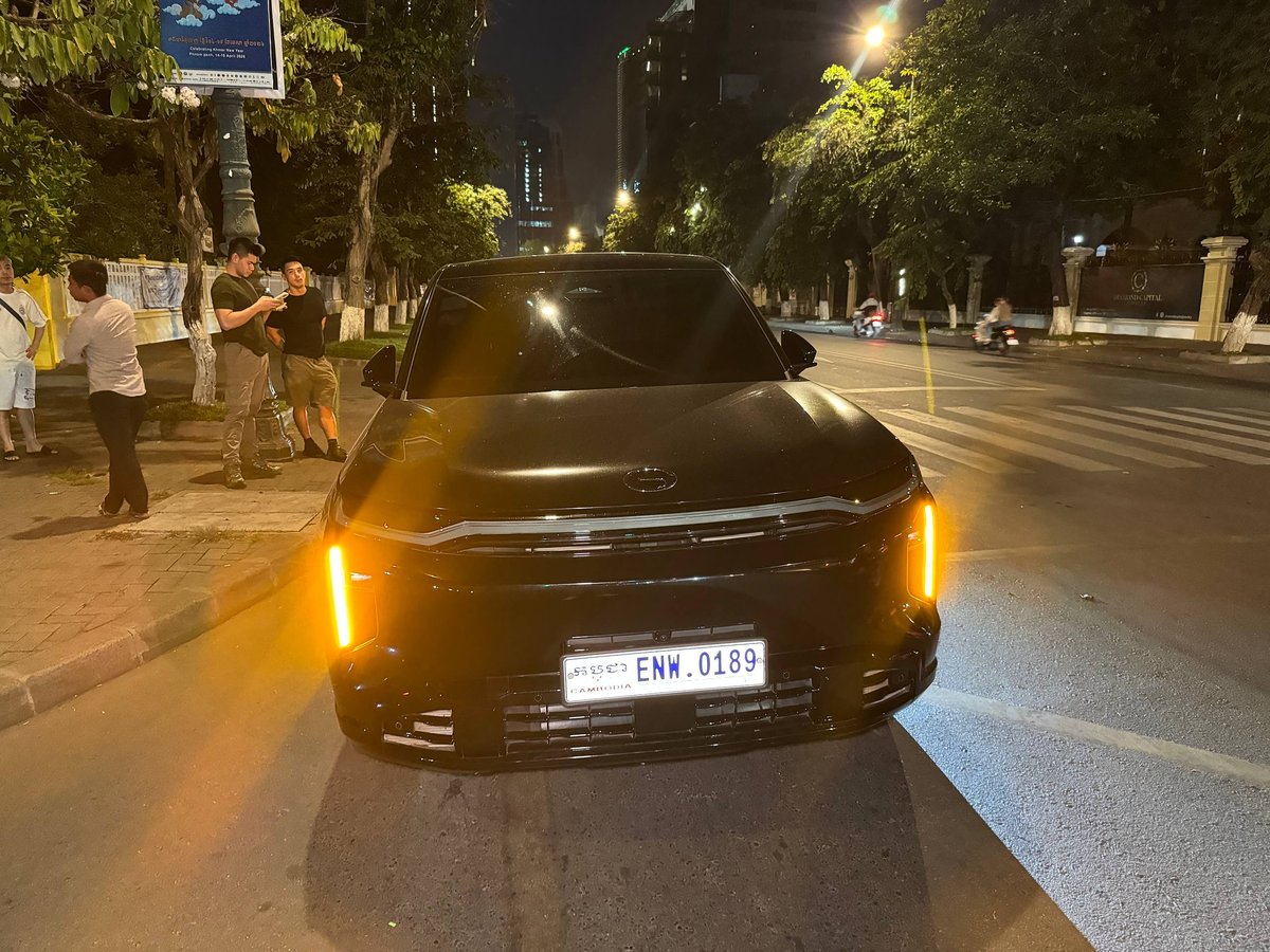 金边隆边区诺罗敦大道发生豪车碰撞事故 车辆受损严重