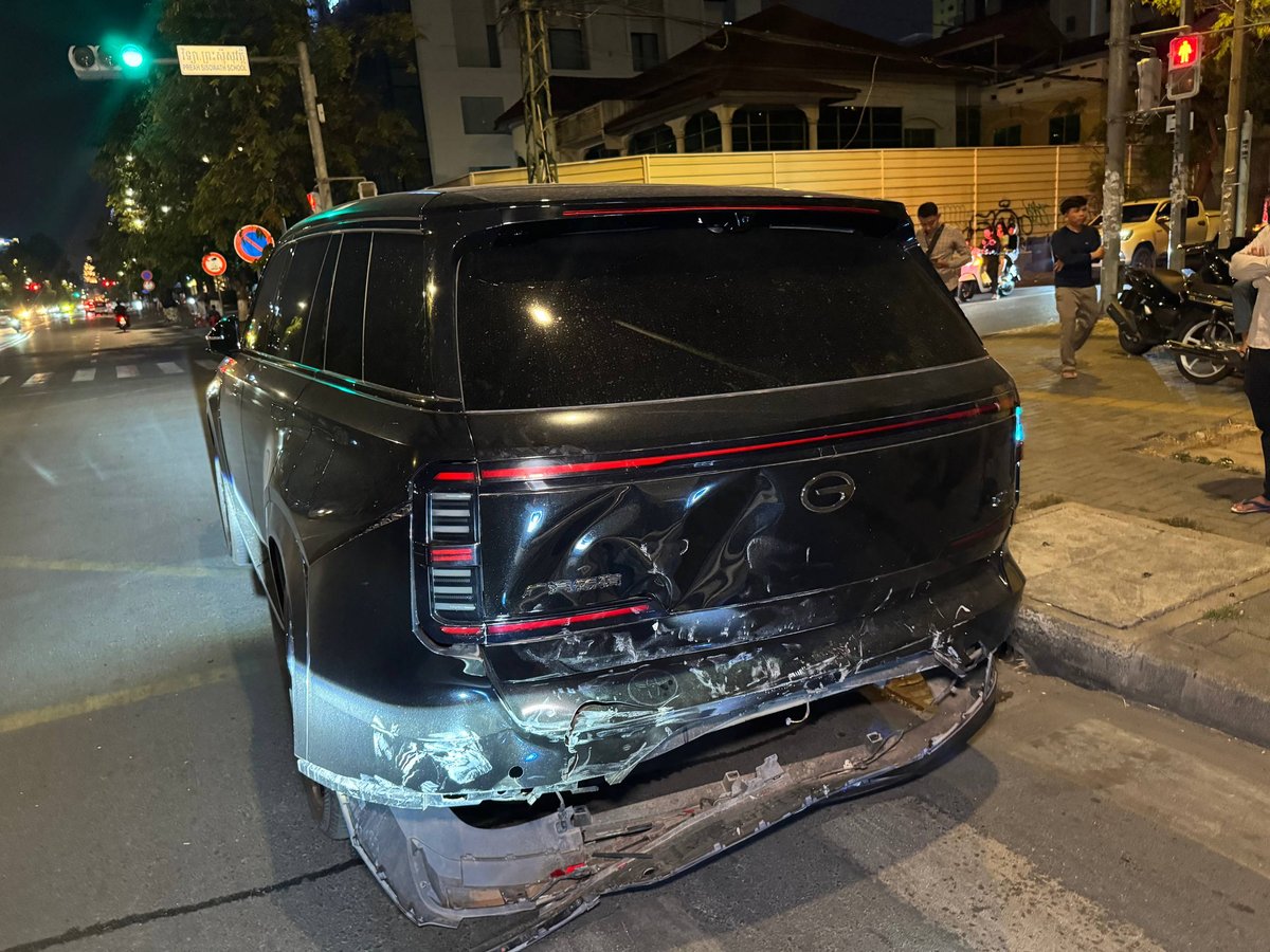 金边隆边区诺罗敦大道发生豪车碰撞事故 车辆受损严重