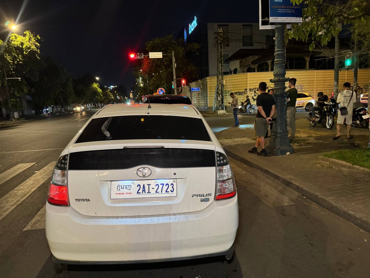 金边隆边区诺罗敦大道发生豪车碰撞事故 车辆受损严重