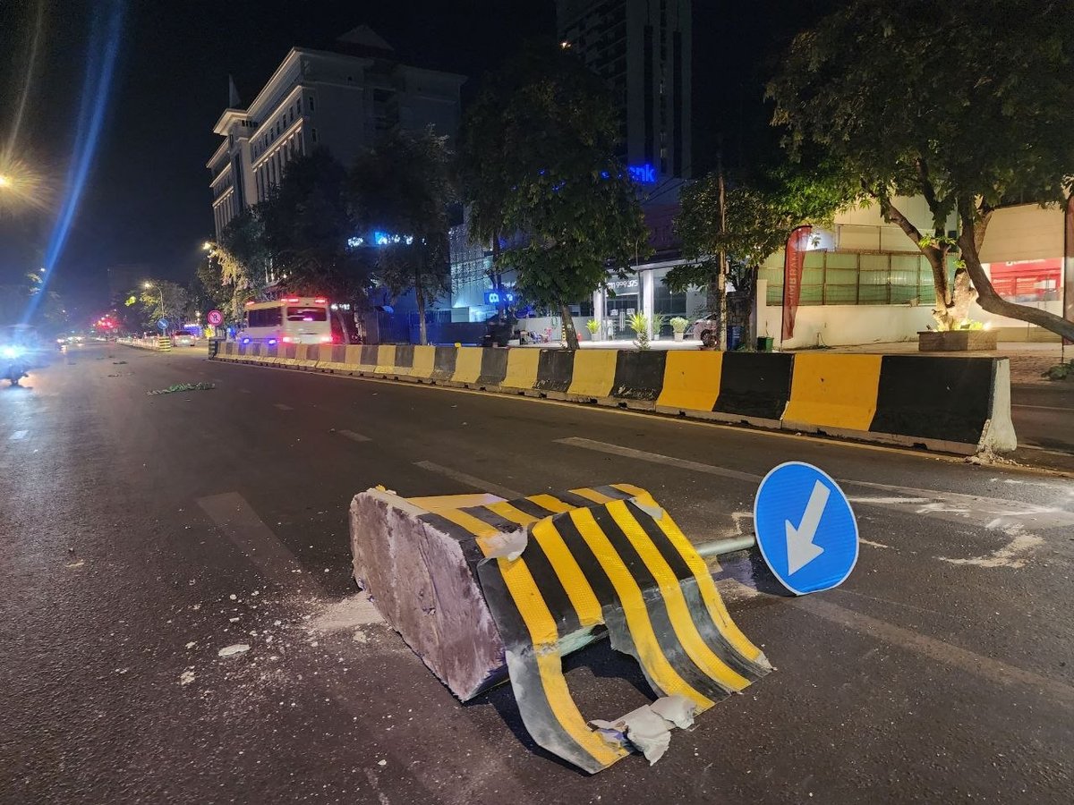 莫尼旺大道腾势汽车撞毁隔离带 事故现场位于越南大使馆前