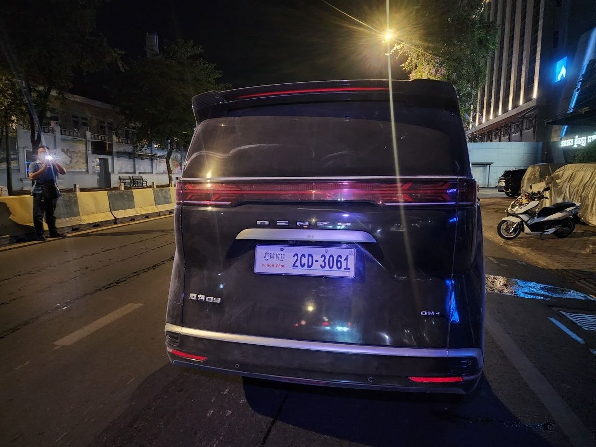 莫尼旺大道腾势汽车撞毁隔离带 事故现场位于越南大使馆前