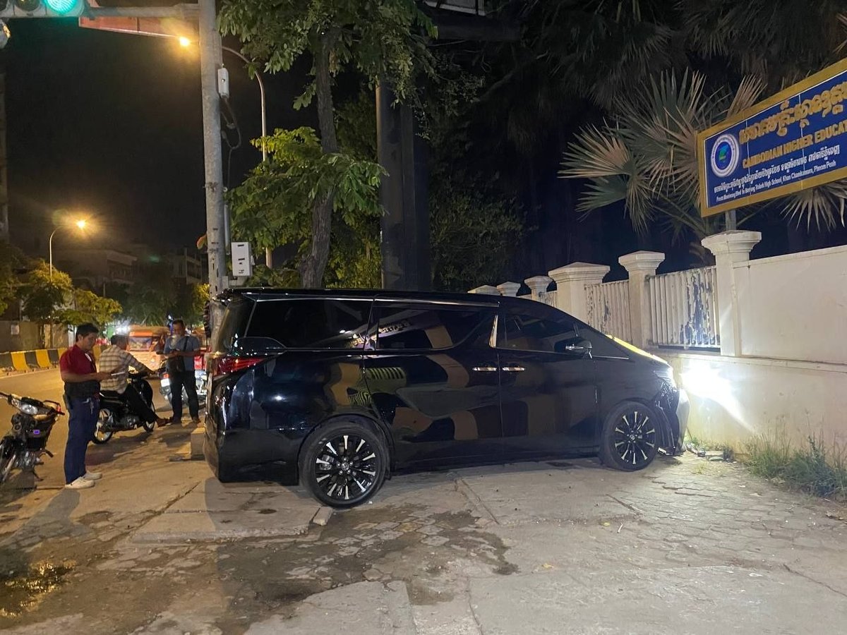 金边丰田埃尔法凌晨撞毁图书馆路牌 警方已介入调查