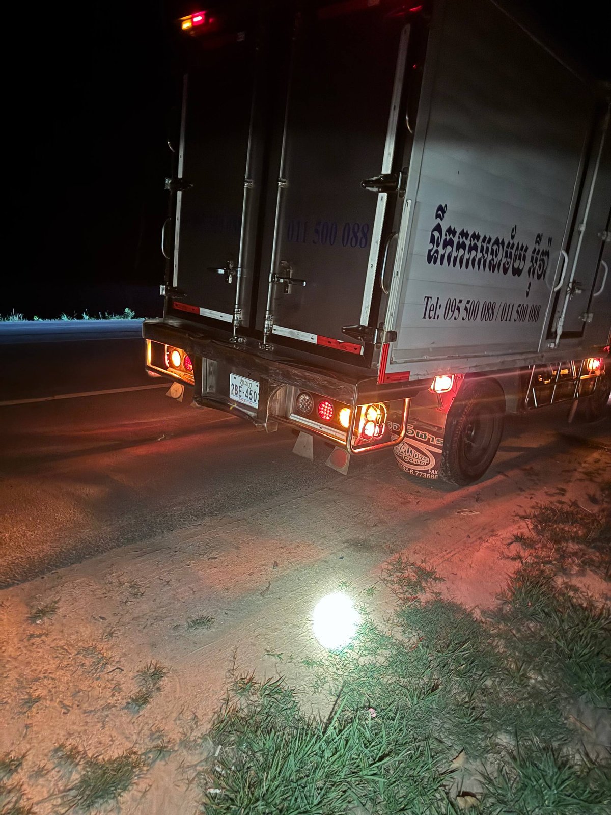 茶胶省三隆县发生严重车祸 2名女性伤者送医抢救