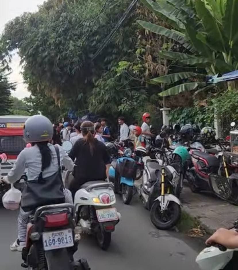 隆边区因陀罗提威学校周边人行道被占 交通拥堵严重