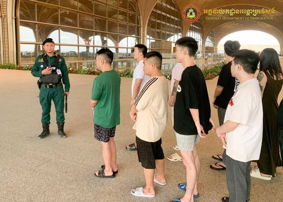 柬埔寨遣返156名涉诈中国籍人员 德崇国际机场离境