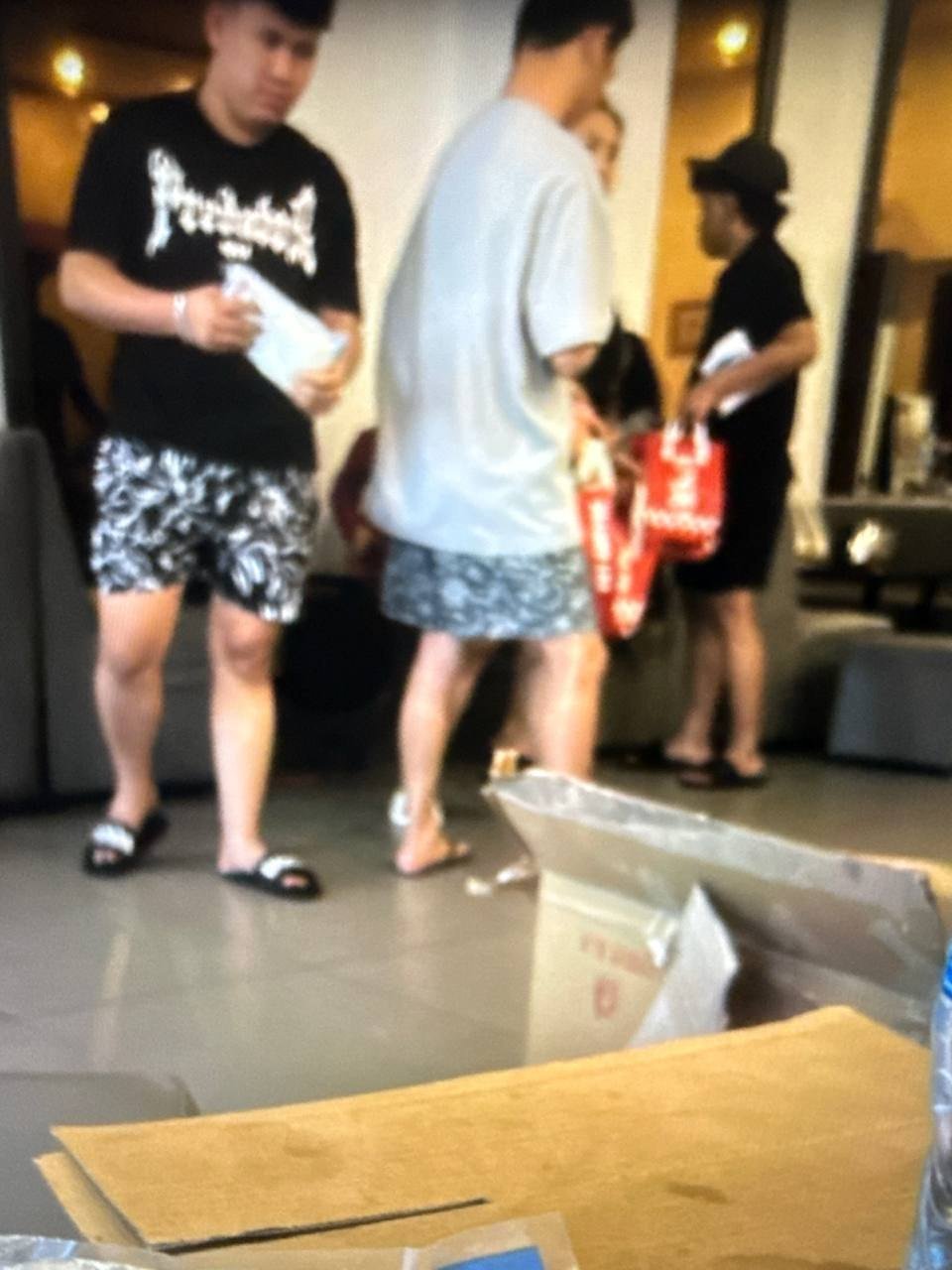 金边突袭非法据点抓获54人 查获281部手机及82本护照