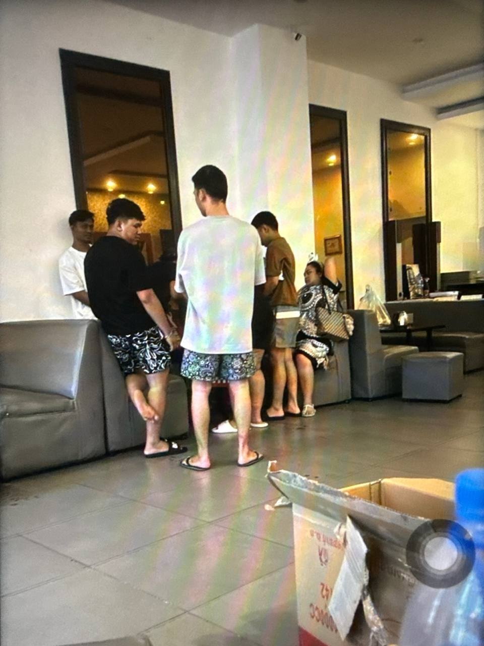 金边突袭非法据点抓获54人 查获281部手机及82本护照