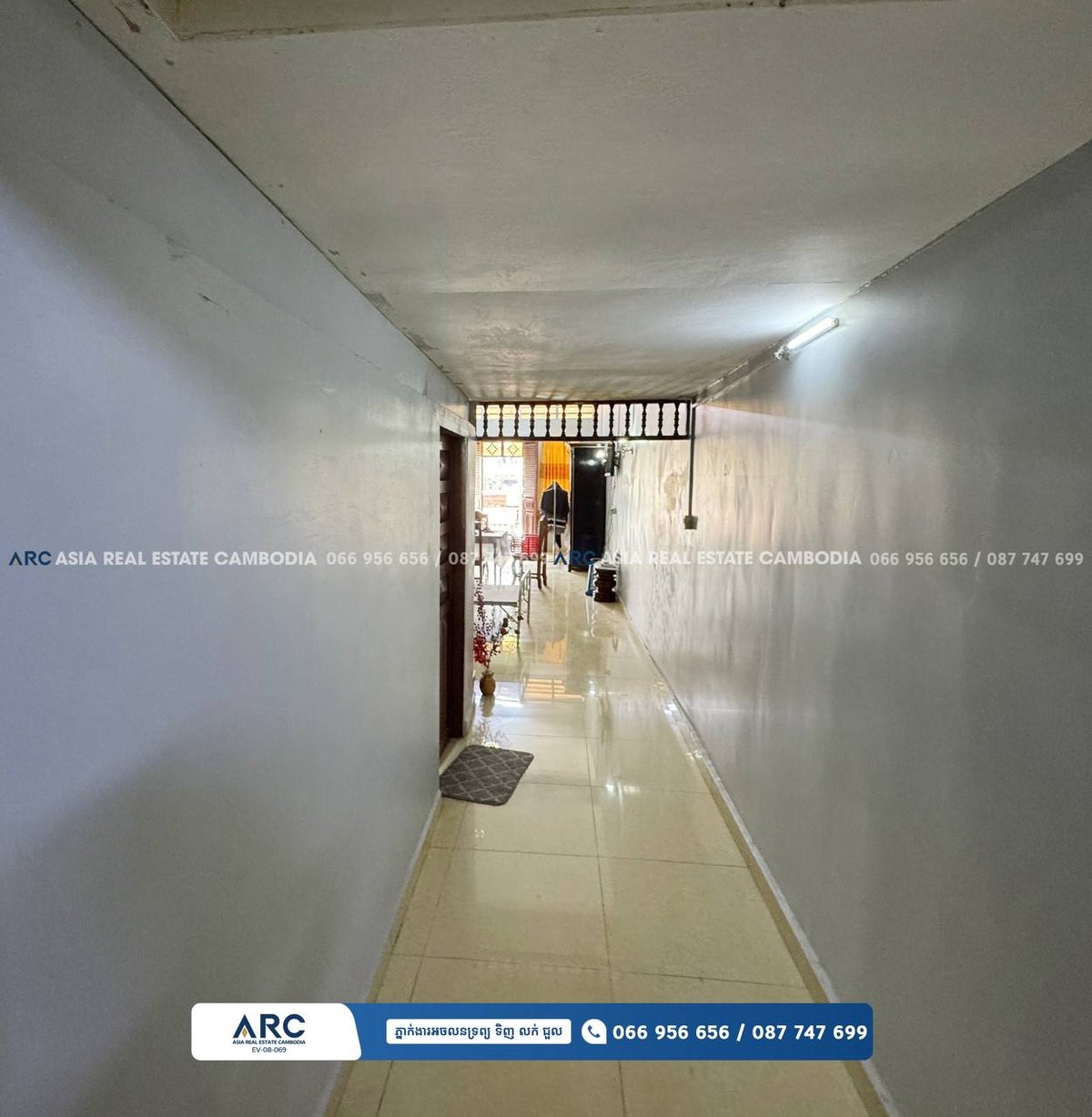 位于金边中央市场附近的单层商铺出售,房屋及土地面积均为5m x 23m,共计11