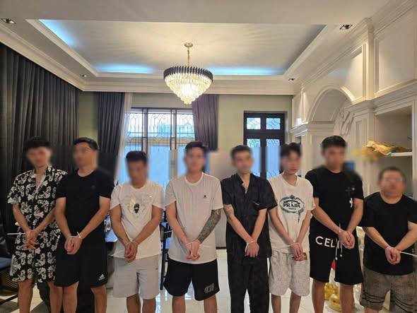 金边铁桥头区突袭诈骗窝点 9人落网并缴获短枪