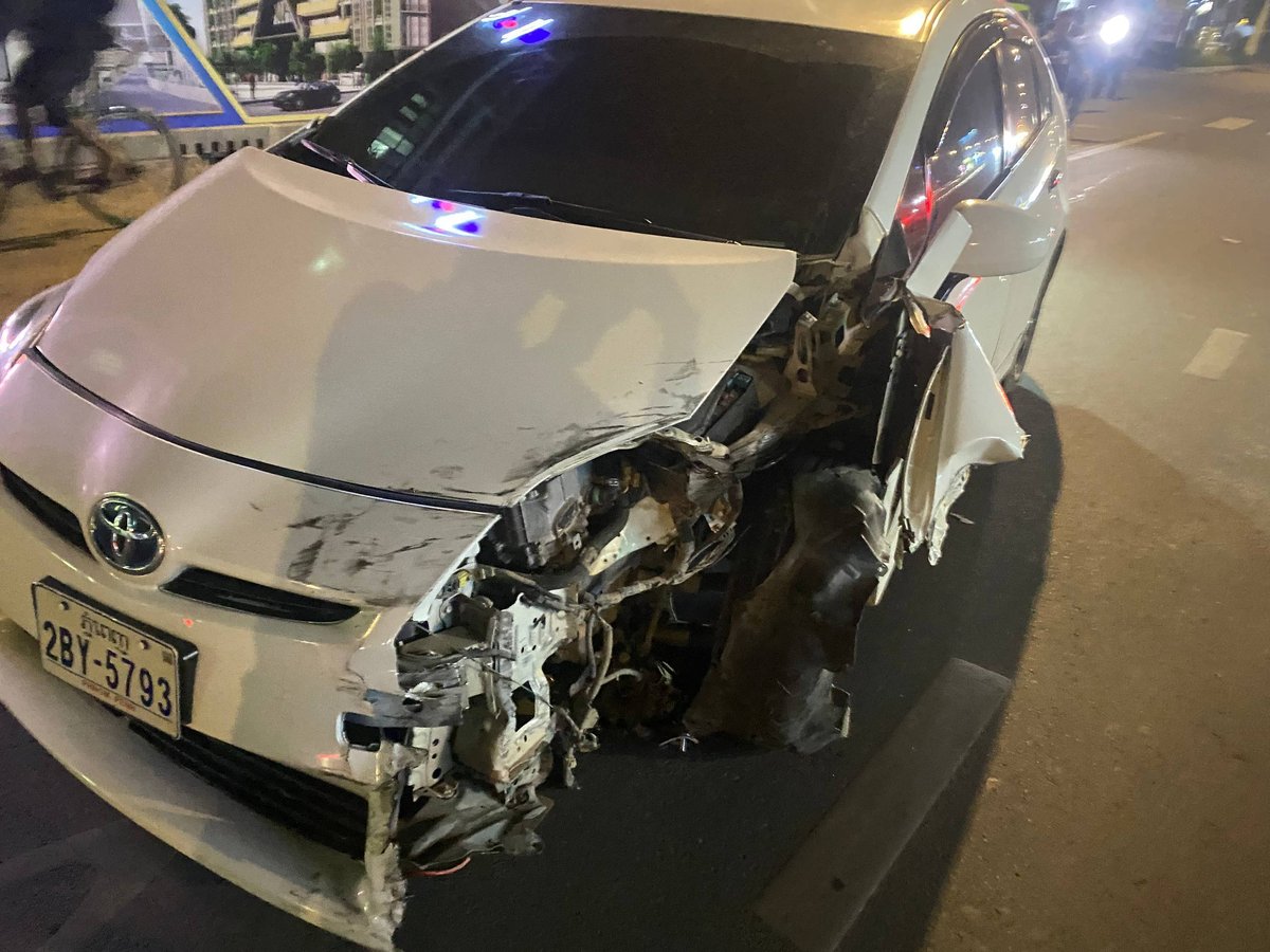 金边发生交通事故 媒体现场直播报道