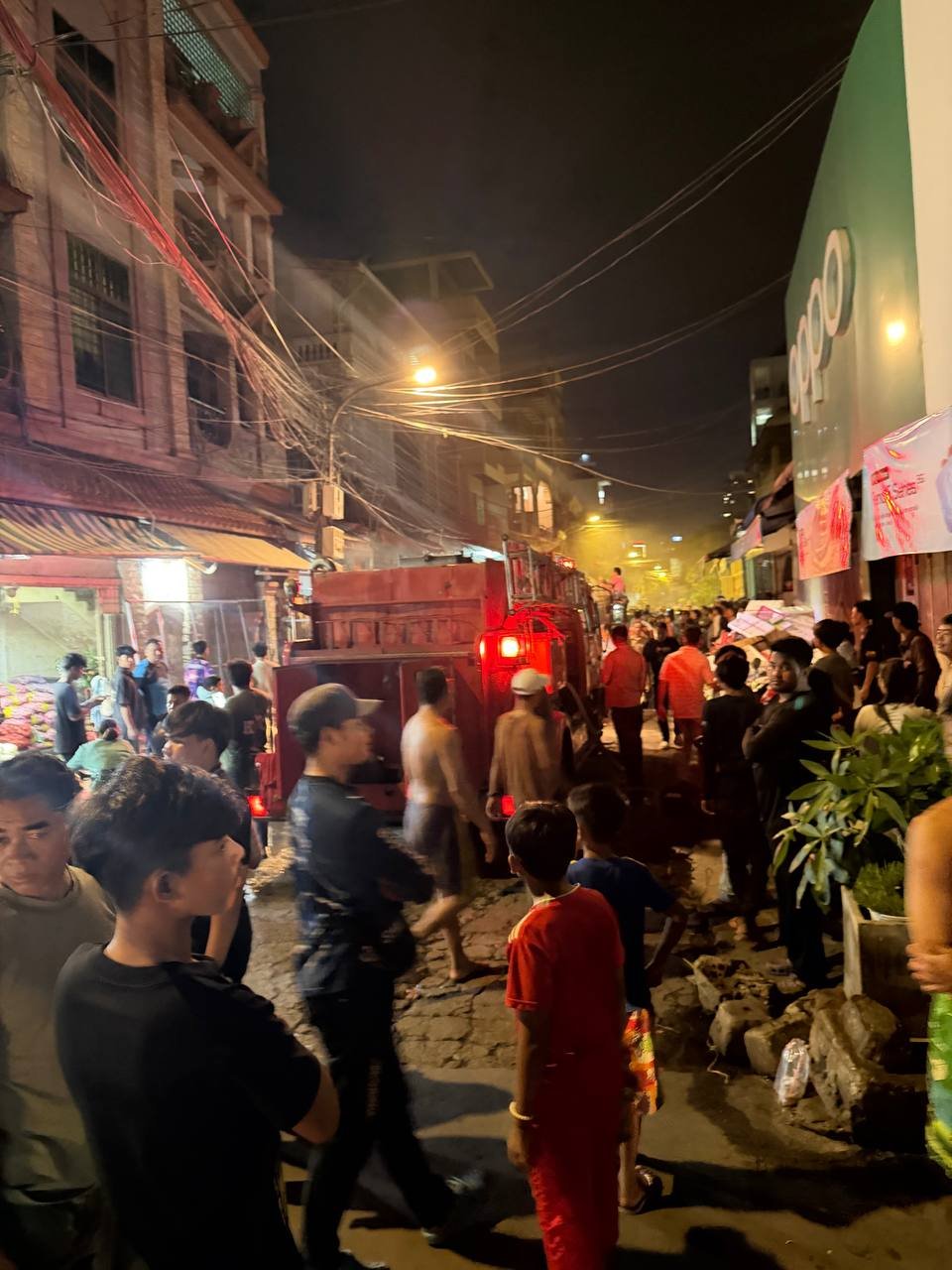 金边桑园区316街道突发火灾 现场浓烟滚滚