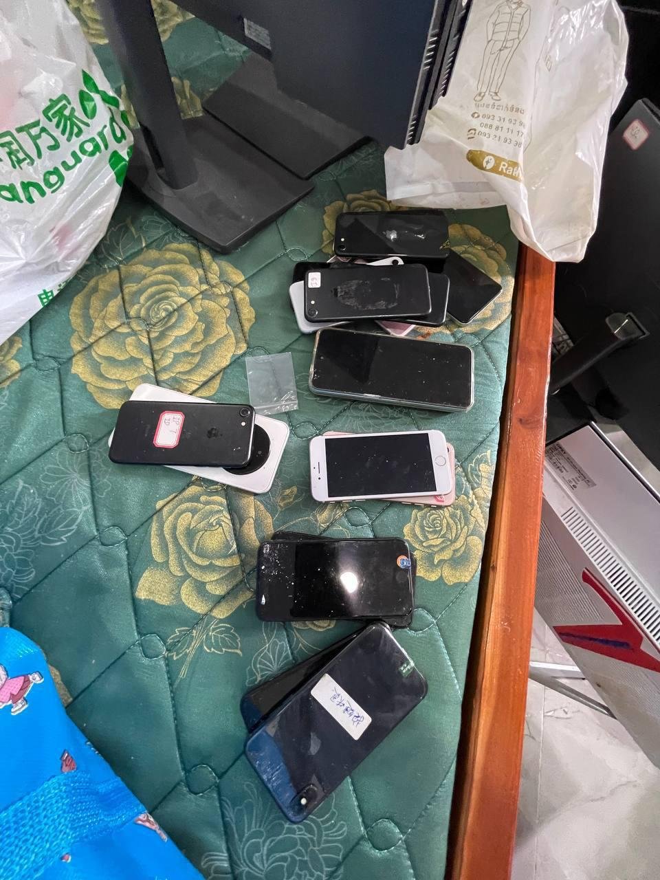 拜林省沙拉考查获电诈窝点 缴获大量手机与路由器
