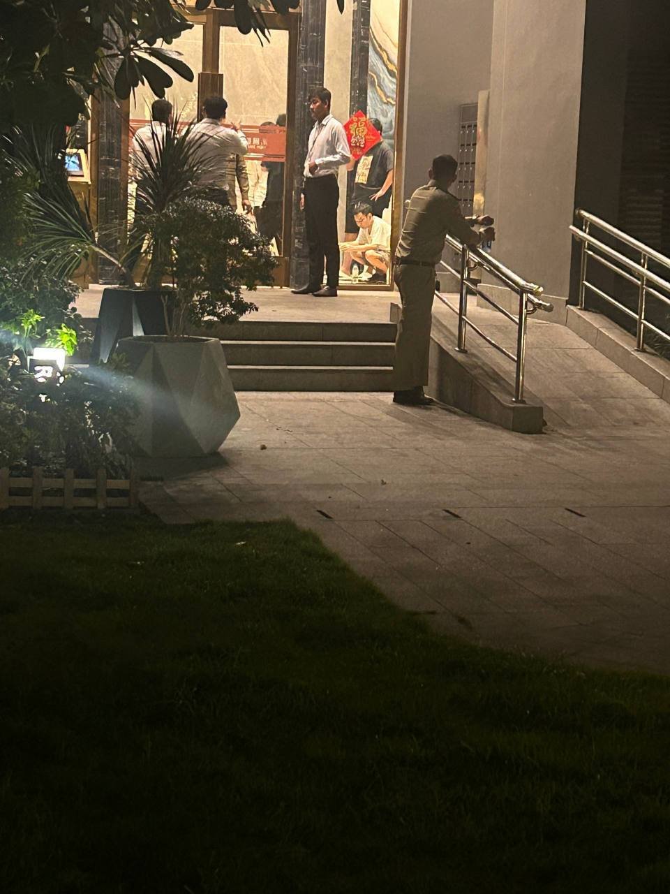 金边富力小区遭宪兵突击封锁 查获大量电脑手机