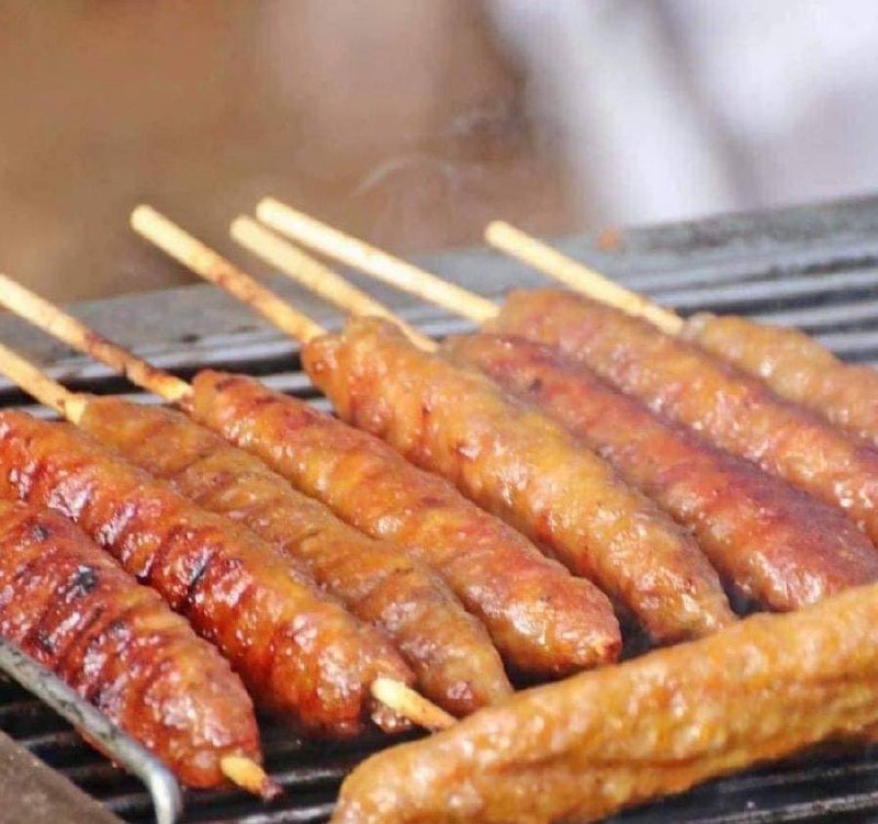 提供多种冷冻肉类配送服务,包括牛肉串、腌制牛肉及腌制猪肉,每公斤价格在6万至6.