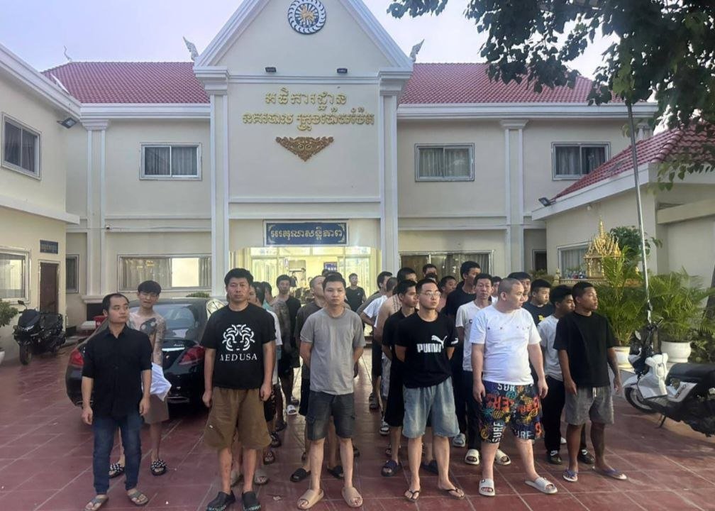 波贝警方拦截百余名外籍人员 涉嫌非法离境被带走调查