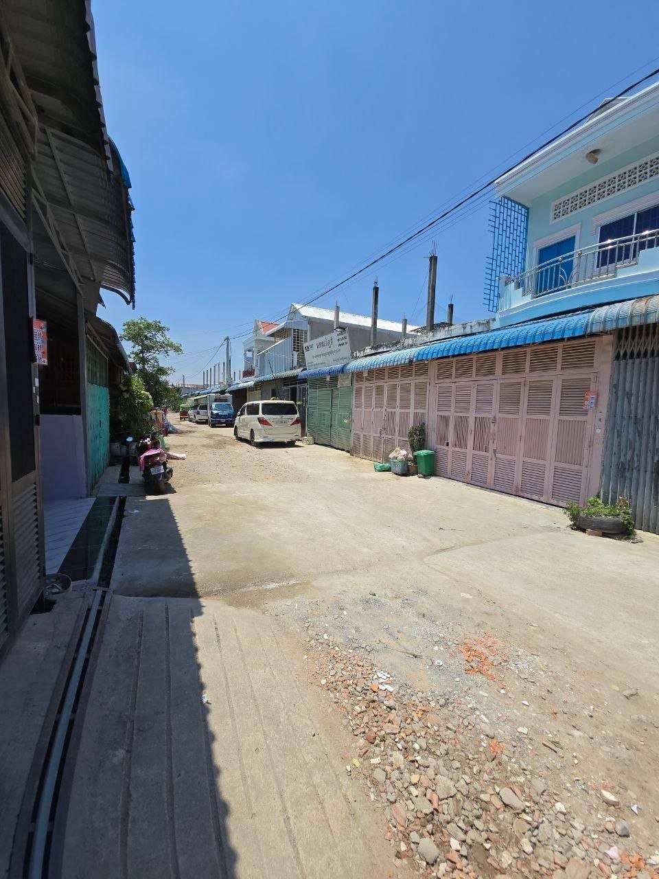 金边菩森芷区和平2小区联排别墅急售,面积4m x 12m,含2卧3卫,路宽8米