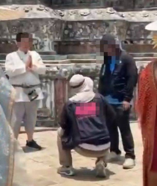 泰国黎明寺摄影师霸占景点 驱赶游客引发舆论批评