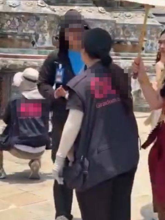 泰国黎明寺摄影师霸占景点 驱赶游客引发舆论批评