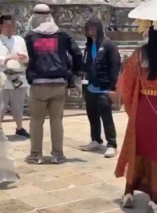 泰国黎明寺摄影师霸占景点 驱赶游客引发舆论批评