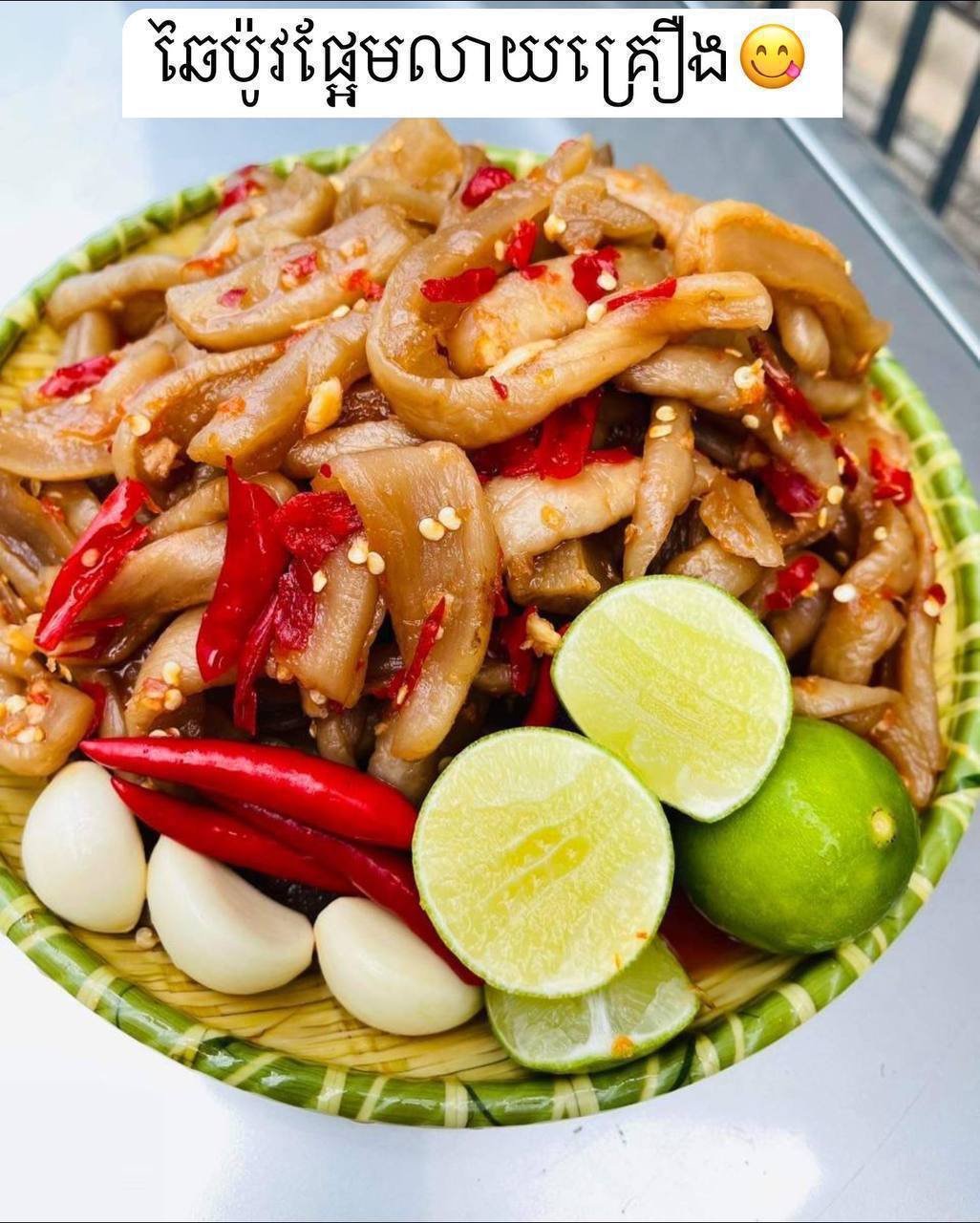 提供两种口味的特色腌菜(菜脯),口感爽脆,适合搭配粥品食用