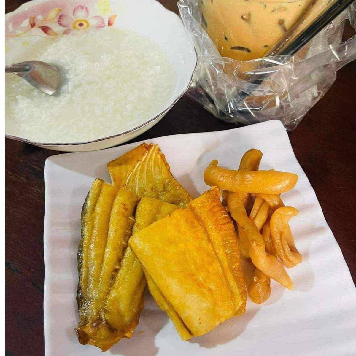 提供两种口味的特色腌菜(菜脯),口感爽脆,适合搭配粥品食用
