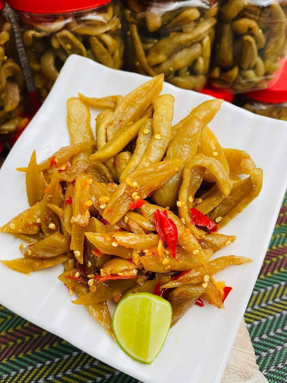 提供两种口味的特色腌菜(菜脯),口感爽脆,适合搭配粥品食用