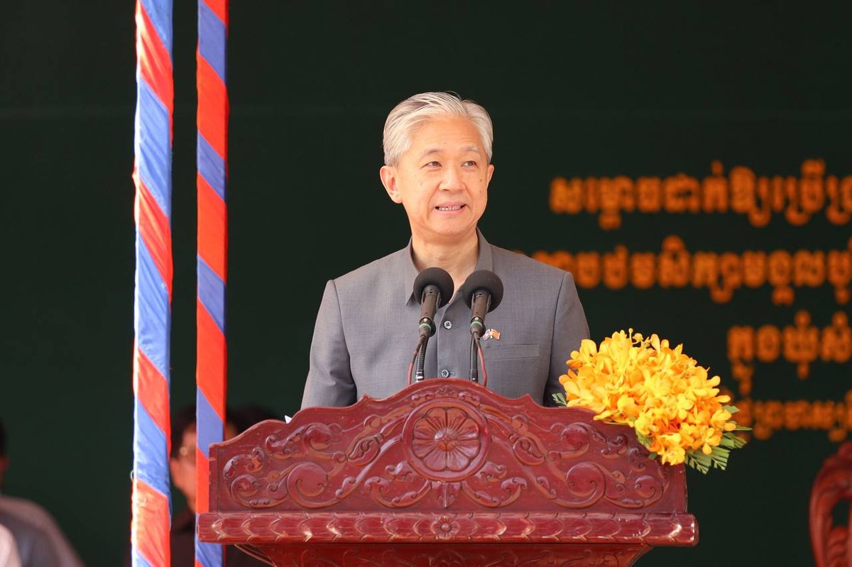 布拉索昆与中国大使出席干拉省学校及道路启用仪式
