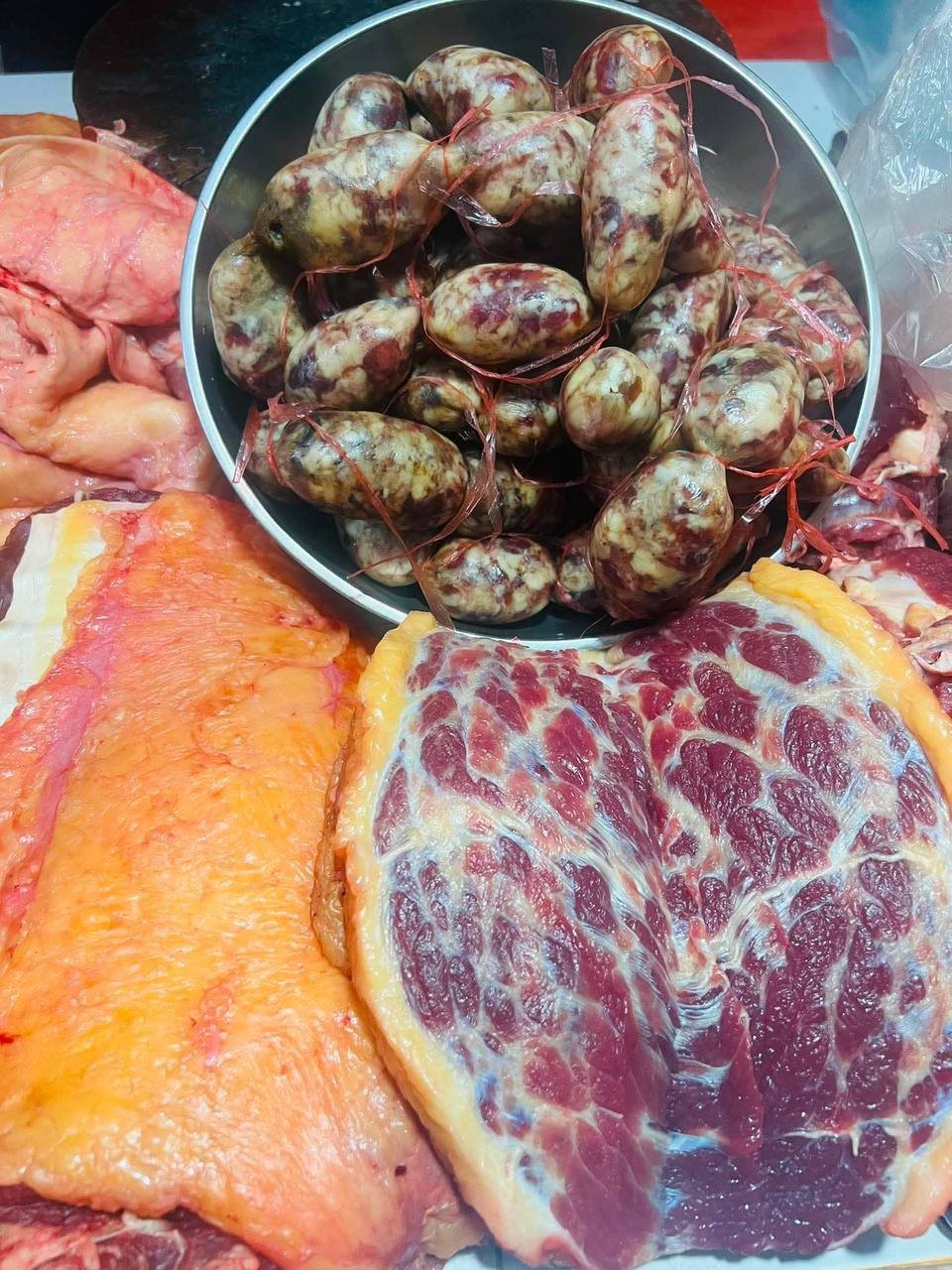 新鲜牛骨髓、牛杂及肥牛等副产品到货,面向餐饮业供应,支持批量采购,详情请联系销售