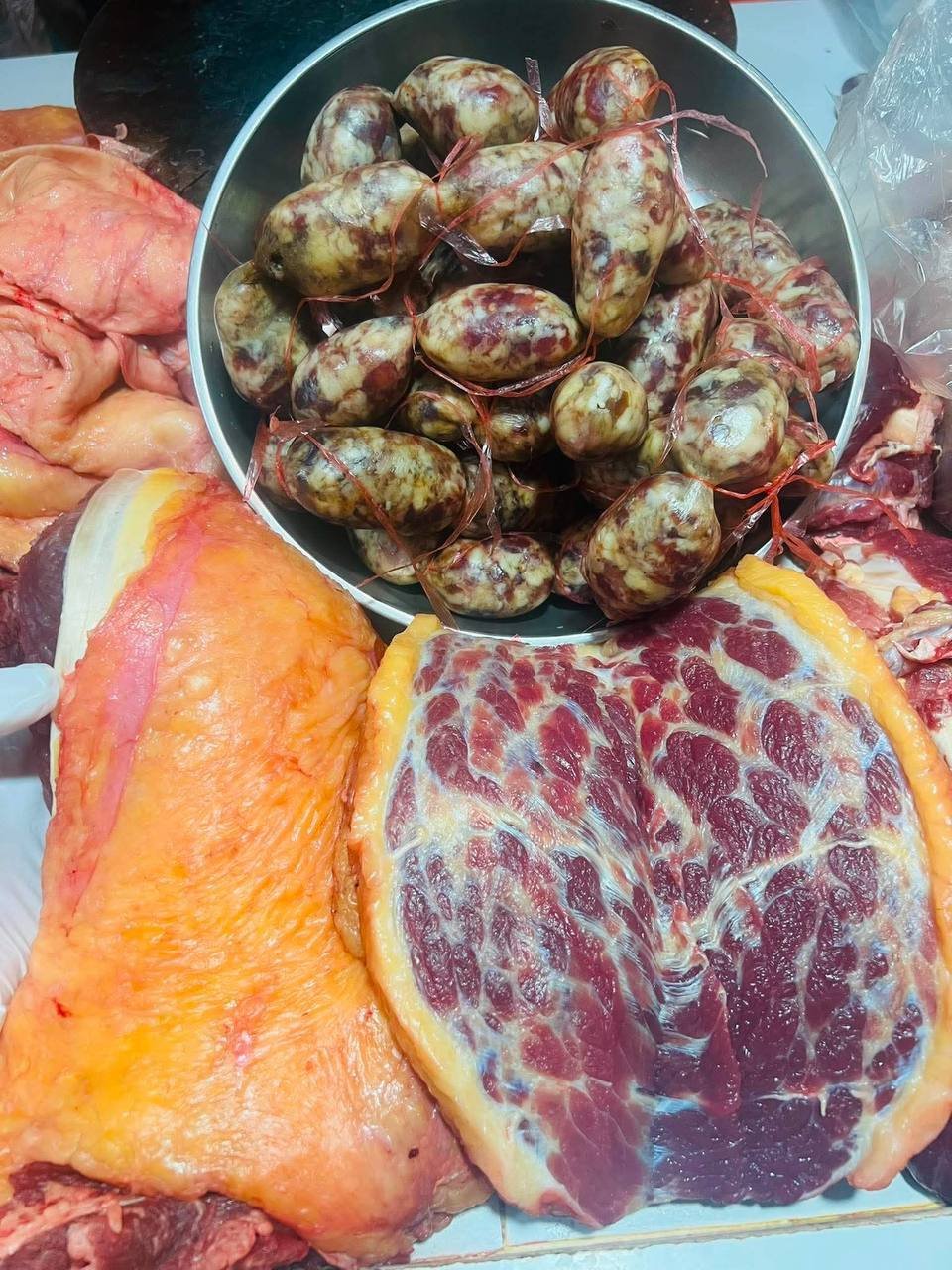 新鲜牛骨髓、牛杂及肥牛等副产品到货,面向餐饮业供应,支持批量采购,详情请联系销售