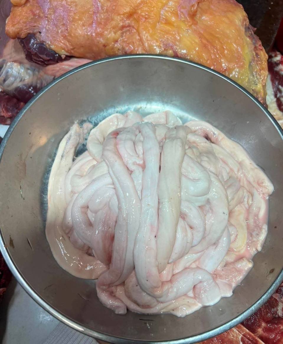 新鲜牛骨髓、牛杂及肥牛等副产品到货,面向餐饮业供应,支持批量采购,详情请联系销售