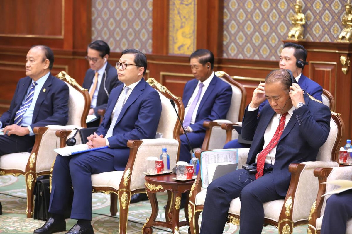 洪森在团结大厦接见贝宁新任驻柬大使 接受国书递交