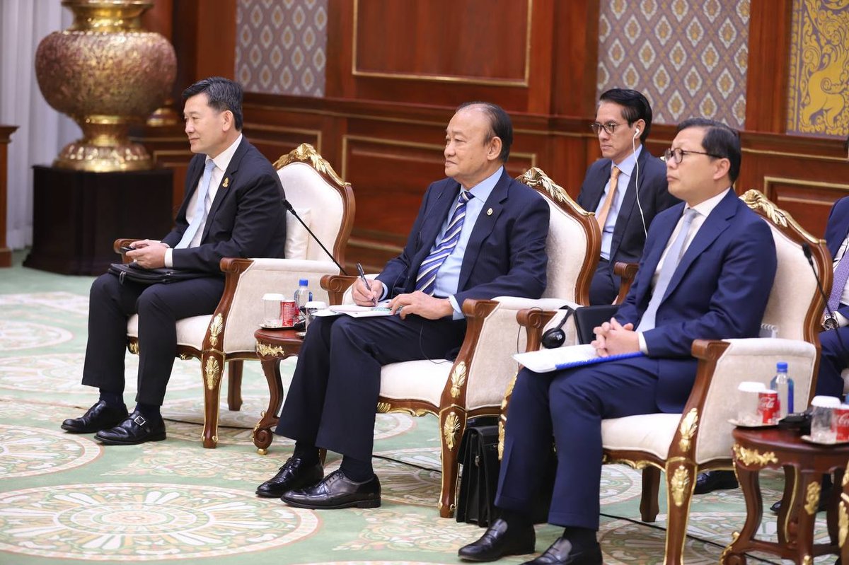 洪森在团结大厦接见贝宁新任驻柬大使 接受国书递交