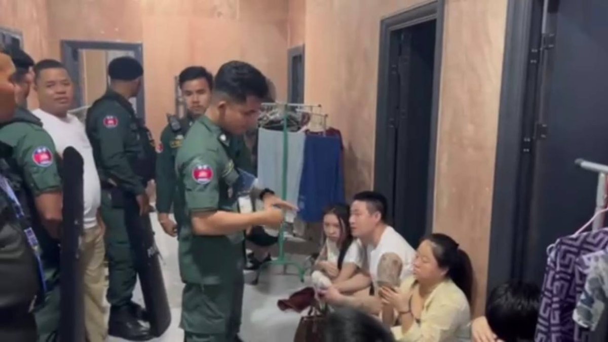 拜林突击抓捕15名涉诈人员 涉非法移民已被带走调查