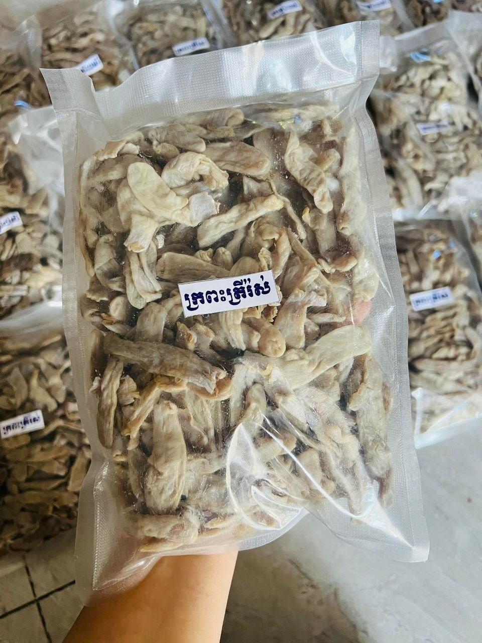 出售干鱼肚，规格为0.5公斤/袋，售价35000瑞尔