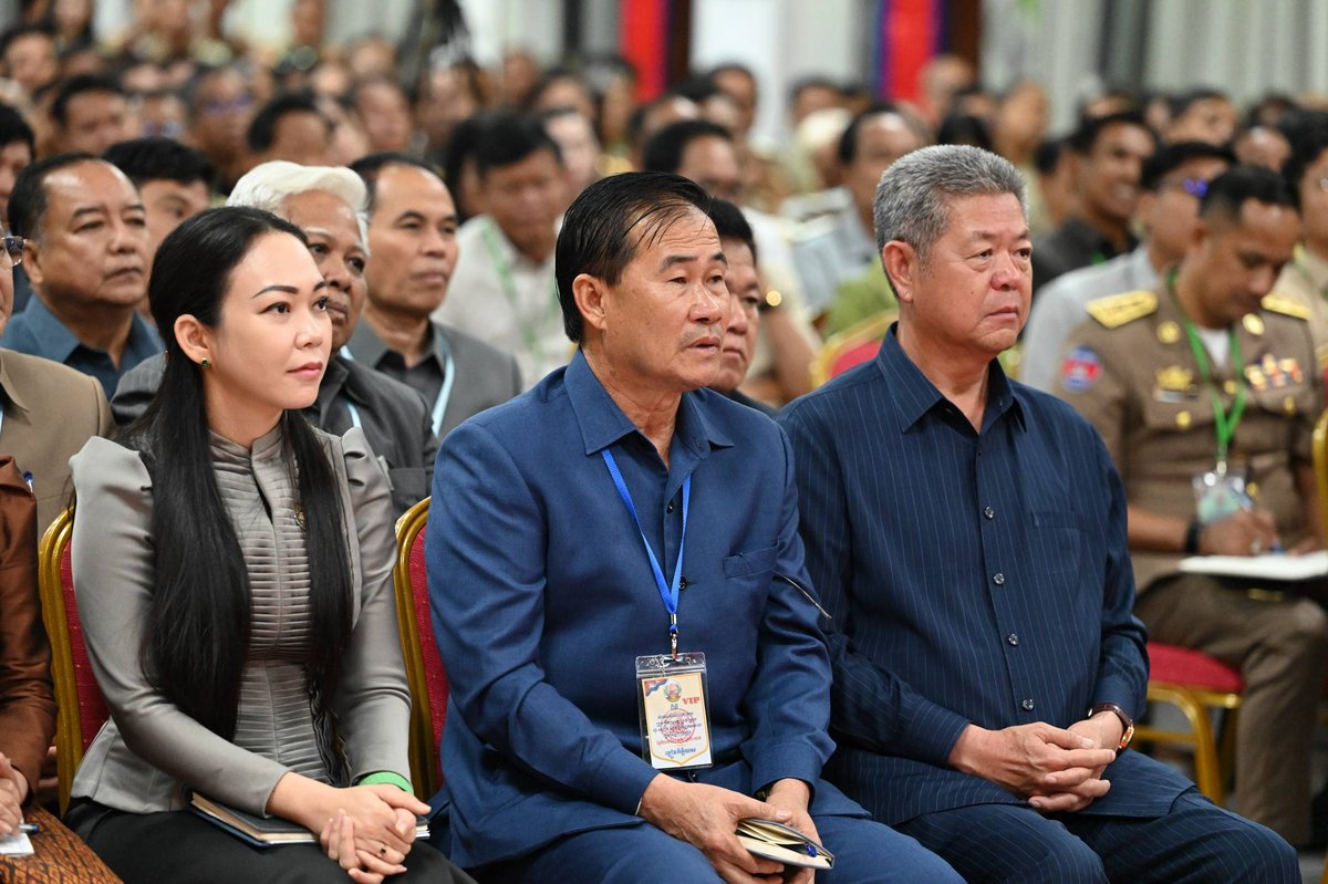 洪森亲王在磅湛省与地方官员举行座谈