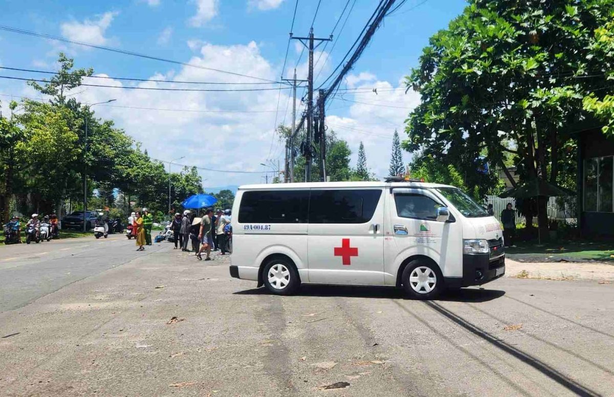 越南林同省发生车祸 十余人合力抬车救出被困女生