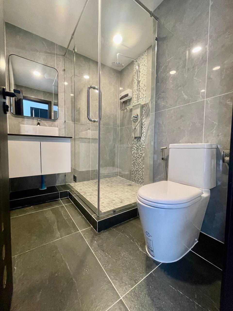 俄罗斯市场附近两房公寓招租 月租$1100含清洁健身