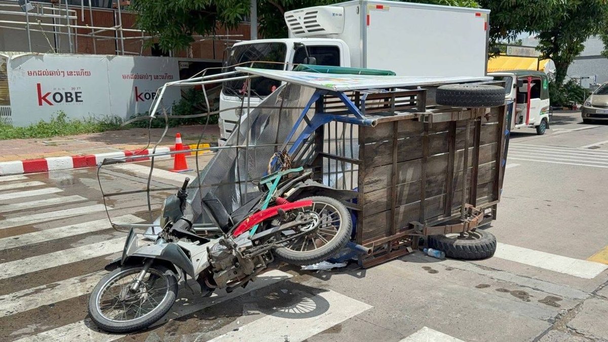 金边钻石岛一辆大巴车电路短路引发自燃 无人员伤亡