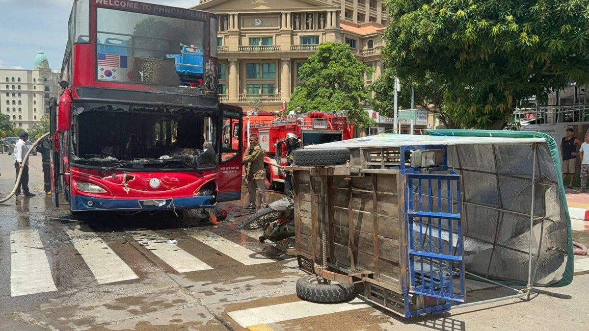 金边钻石岛一辆大巴车电路短路引发自燃 无人员伤亡