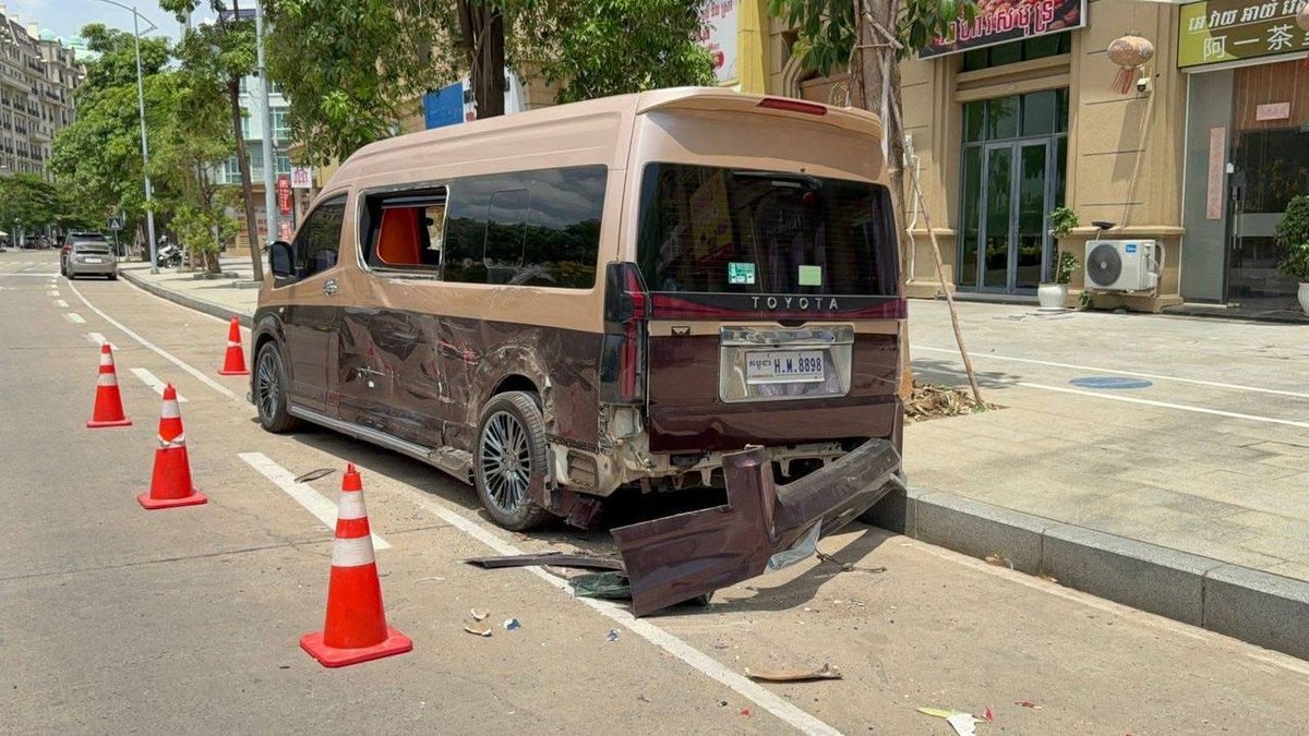 金边钻石岛一辆大巴车电路短路引发自燃 无人员伤亡