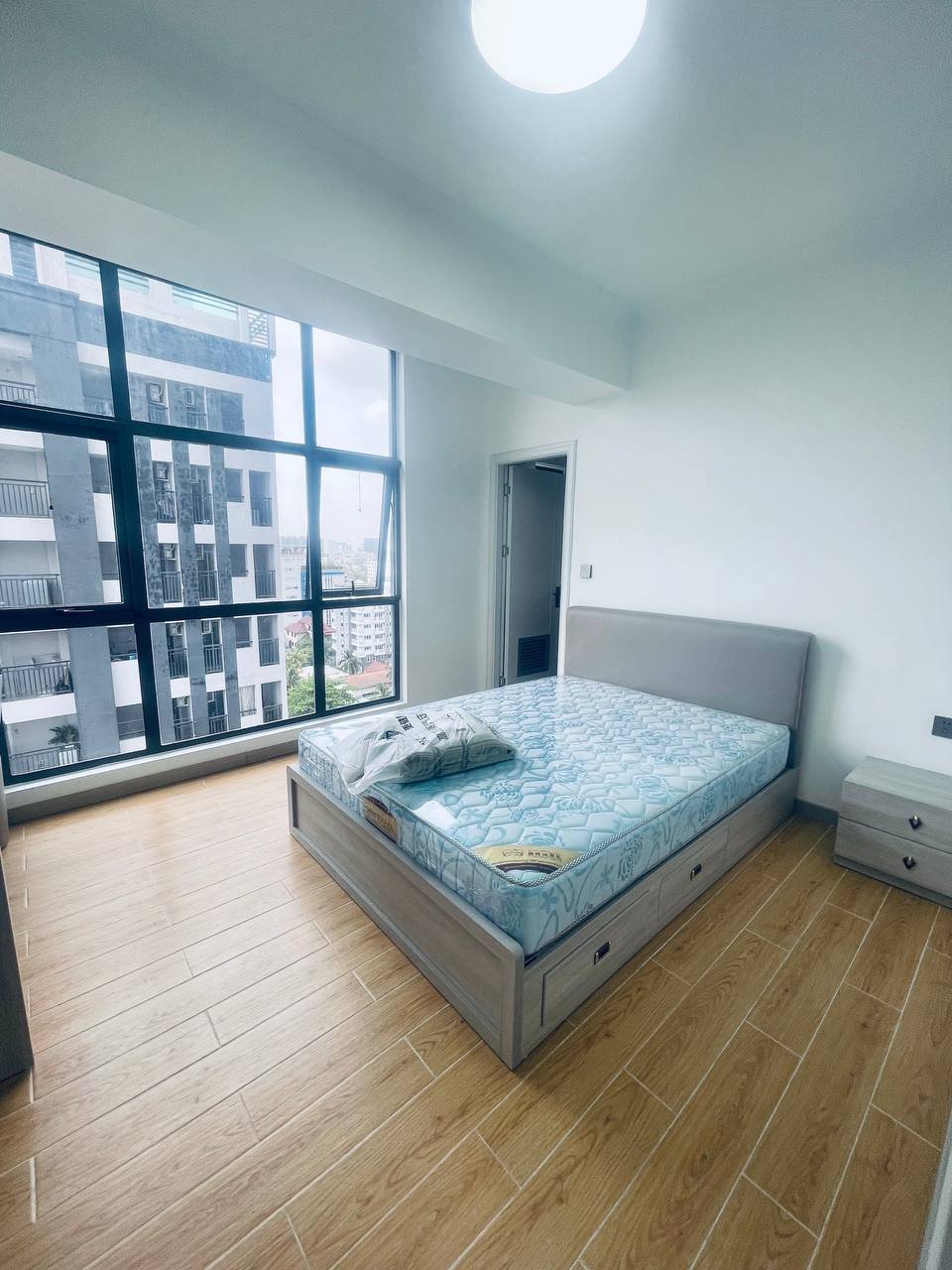 金边堆谷区高层公寓招租,位于14-15楼,户型为3房2卫,全屋家具家电齐全