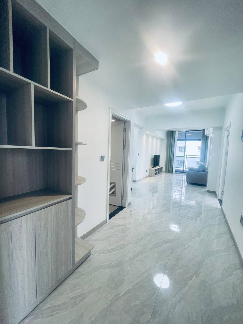 金边堆谷区高层公寓招租,位于14-15楼,户型为3房2卫,全屋家具家电齐全