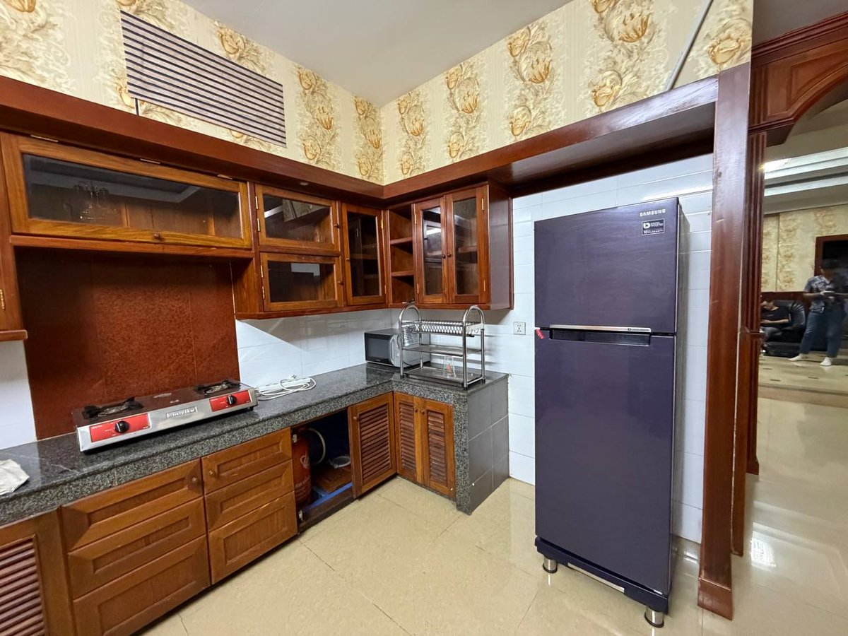 炳发集团双拼别墅招租 月租$1200含家具 4房5卫